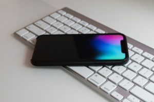 千葉県八千代市でiPhone等の修理ならEyeSmart八千代イオンモール八千代緑が丘 液晶漏れしたiPhoneイメージ画像