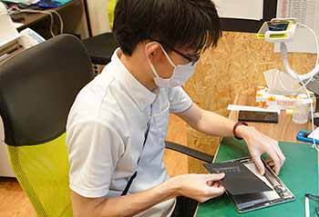 千葉でスマホ修理ならEyeSmart八千代緑が丘店 iPad修理風景