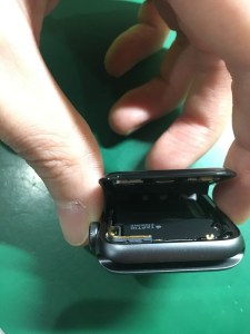 applewatchのバッテリーが膨張してパネルが浮いている