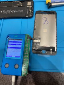 八千代でアイフォン修理のEyeSmart True-torn書き換えiPhoneSE2