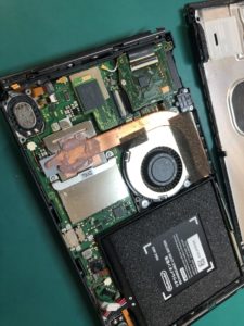 任天堂switchの分解した画像