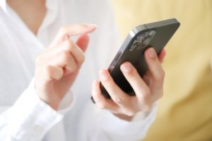 スマホを触る手