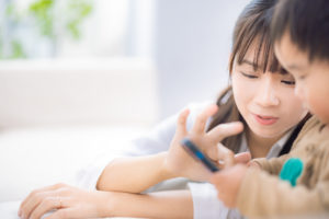スマホを教える母親