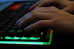 ゲーミングキーボード 安い おすすめ ロジクール 赤軸