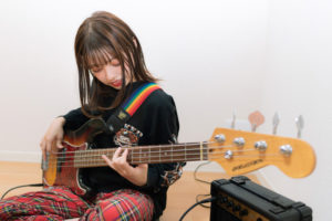 ベースを弾く女性