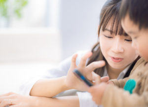 iPhoneを使う親子