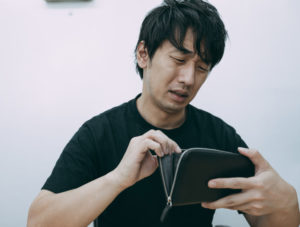 金銭面で苦しむスマホユーザー