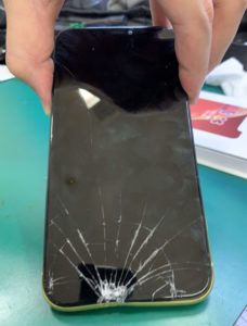 端が割れたスマホ