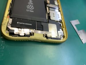 分解中のスマホ