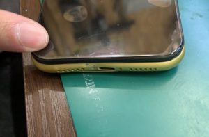 凹んだスマホ