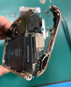 大破したスマホ