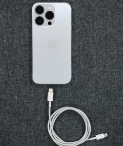 iPhoneと充電ケーブル