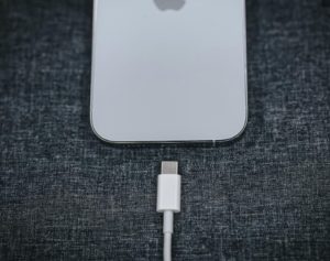 iPhoneを充電する姿