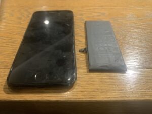 バッテリー交換したiPhoneとバッテリー置かれている