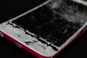 車に轢かれたiPhoneイメージ画像