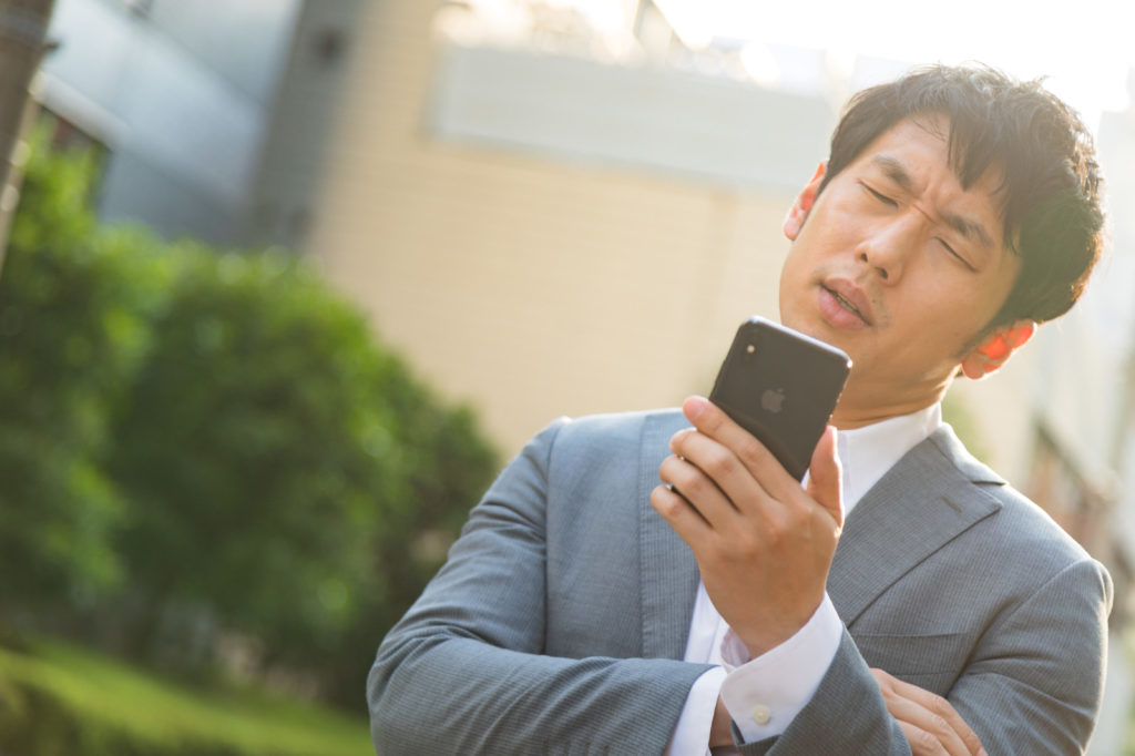 スマホが使えなくなって悩む人