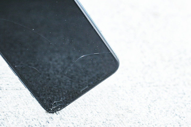 落としたiPhone修理のイメEyesmart稲毛・八千代