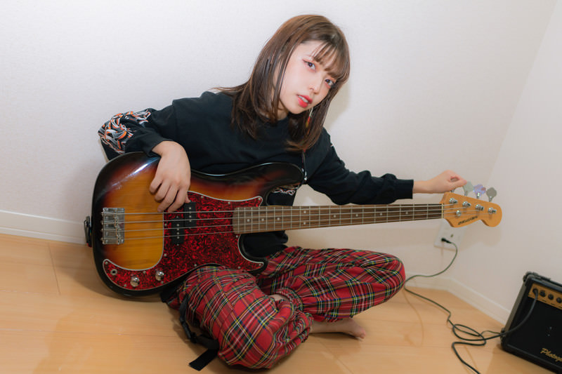 ベースを持って悩む女性