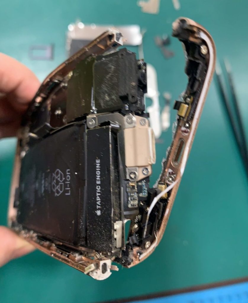 大破したスマホ