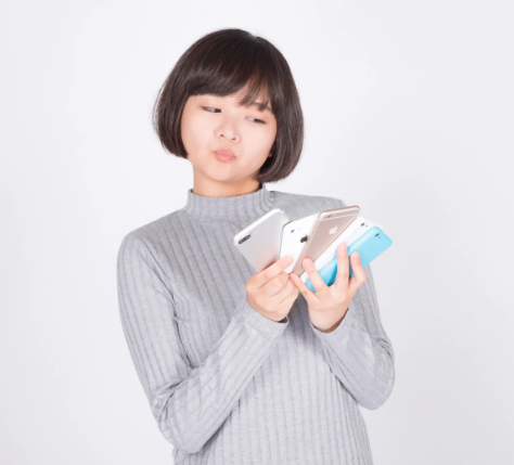 スマホに悩む女性